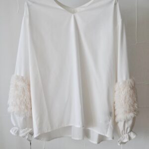 21.　TOLNERA/トルネラ 袖ファーブラウス/white （No.T46011BF）